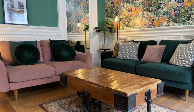 Stunning 2-bed flat with private patio in heart of the west end