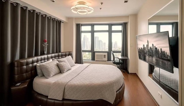 Stunning 2 Floor Loft w/5 Balconies & Round Bed