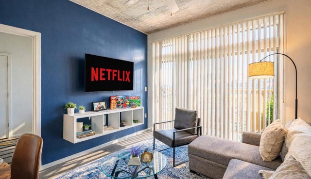 Stunning 2BD - Central DT- Gym, Pool, Parking Sleep8