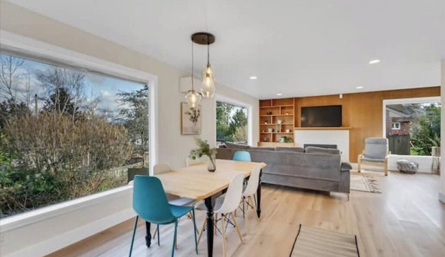 Stunning 3 BR Seattle Lake View House with AC & Heat