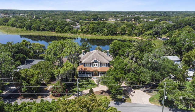 Stunning 3 story lake house-Private lake access-Hot Tub-Canoe-Pool Table