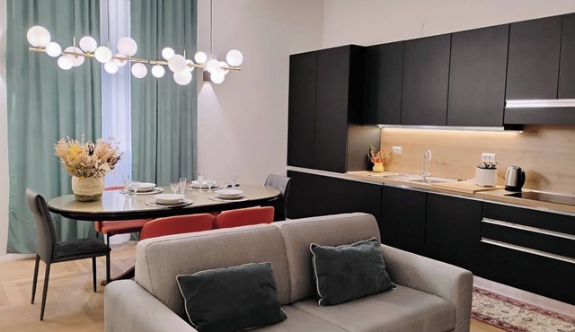 Stunning 3BDR, 3BTH apartment minutes away from the Colosseum