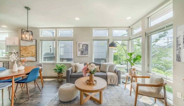 Stunning 3BR Modern Designer TH @ UW & GreenLake