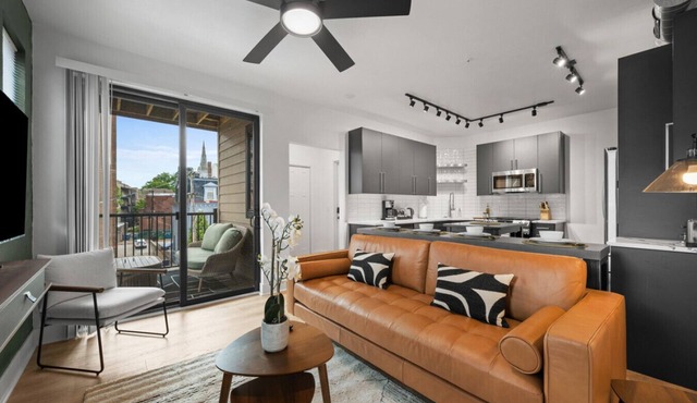Stunning 3BR suite| 2 private decks| A+ Location!