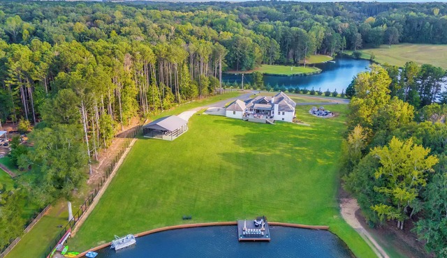 Stunning 4-bedroom lake house in beautiful Fayetteville on 6 acres