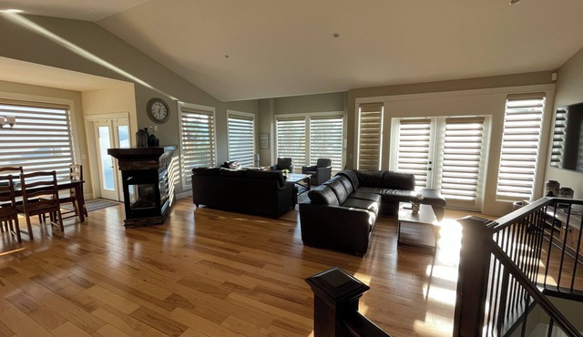 Stunning 5 Bedroom Lake House in Coral Beach