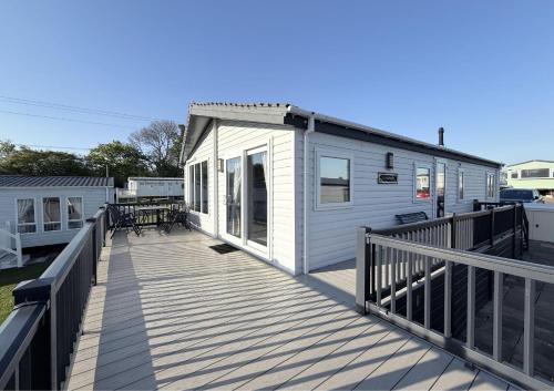 Stunning 5 Berth Lodge With Decking At Valley Farm Holiday Park Ref 46297Bv