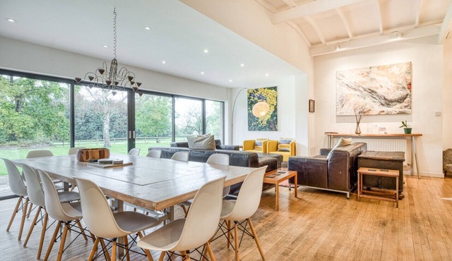 Stunning 6BD with Swimming Pool & Sauna