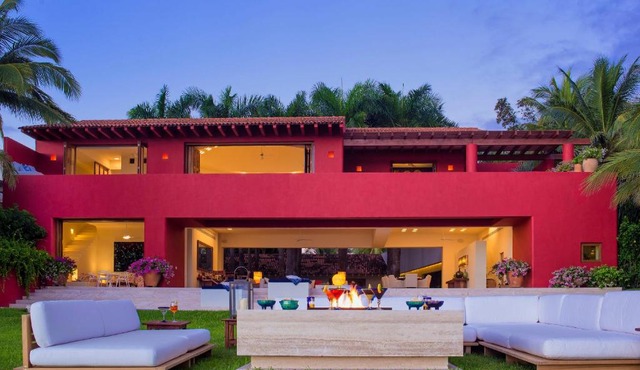 Stunning 7 Bd Beachfront Villa, Fully Staffed w Golf, Spa, Beach Clubs