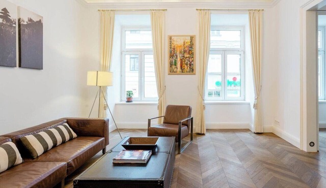 Stunning 7th District Apt. Balcony and Fireplace