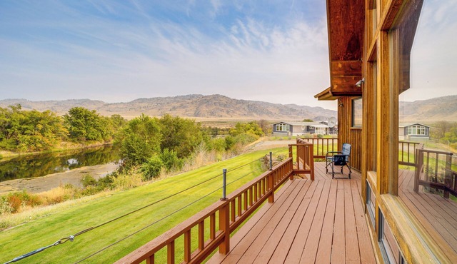 Stunning A-Frame Home w/Views, 10 Mi to Okanogan!