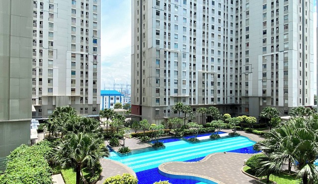 Stunning and Comfy Studio at Green Bay Pluit Apartment