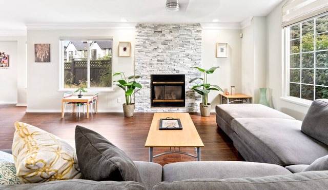 Stunning and Spacious 6-Bedroom Retreat w/ Jacuzzi