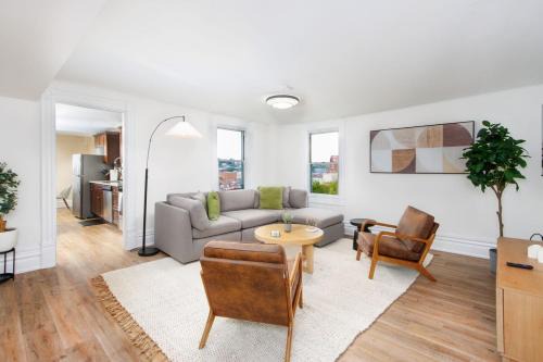 Stunning Apt w Rooftop & Game Room - Sleeps 10