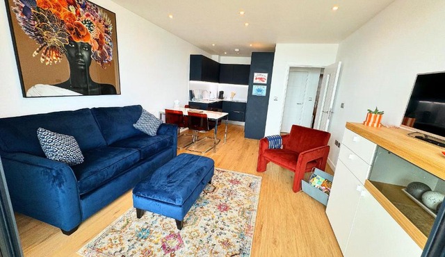 Stunning Beach Front Apartment with Sea views, FREE Parking & Balcony