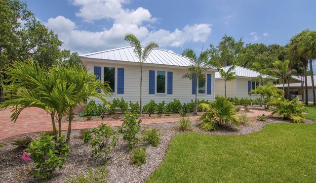Stunning Beach side Pool Home - Sleeps 6 -Moorings/Floralton Beach area