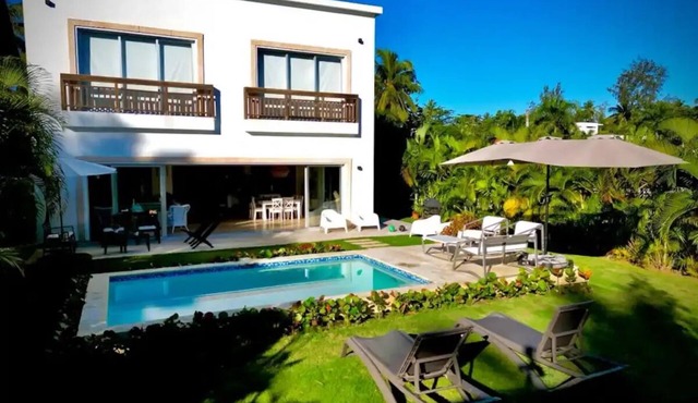 STUNNING BEACH VILLA, 4 bedrooms and private pool