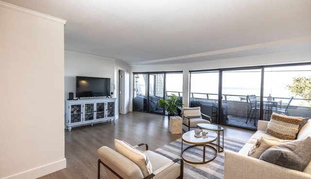 Stunning Beachfront Condo: Whale Watching & Cruise Ship Views