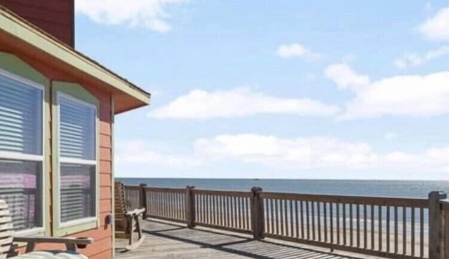 Stunning Beachfront 3 Bedroom Home, CoralMoonBeach