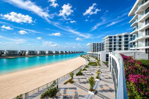 Stunning Beachfront Studio at Blue Bay Walk - Ajmal Makan