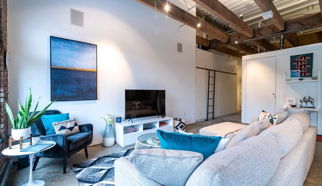 Stunning Brick & Beam Gastown Heritage Loft