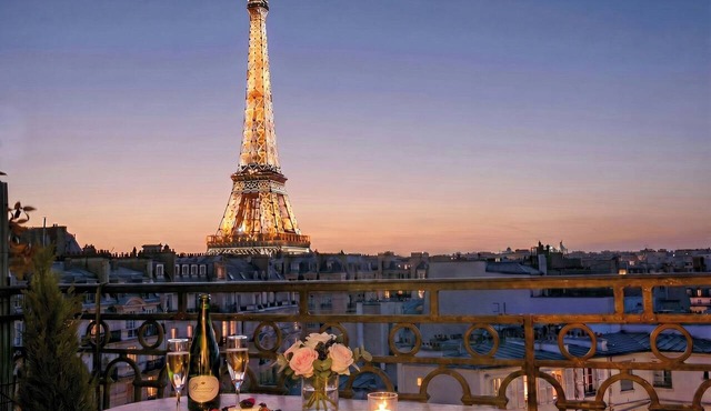 Stunning & Bright, Sleeps 6, w/Big Balcony and Amazing Paris Views