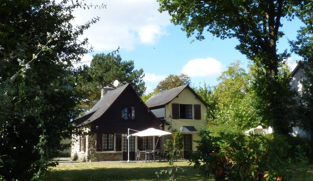 Stunning Brittany cottage right on the bank of the River Vilaine.