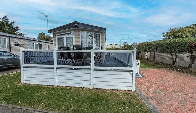 Stunning caravan at West Mersea Park with decking ref 75192WM