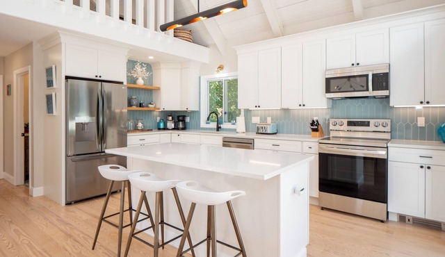Stunning, Chic Remodel! Beach House Minutes to Newport!