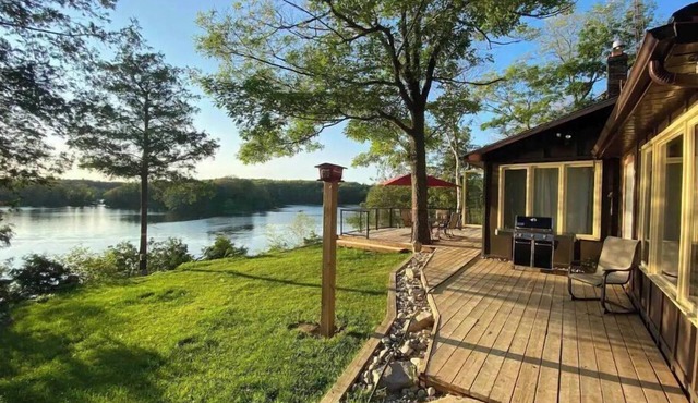 Stunning cliffside cottage in South Frontenac near Kingston,lakefront.