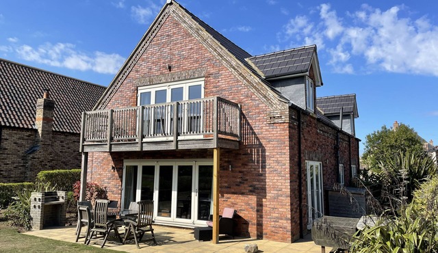 Stunning Coastal Cottage - Sleeping 8 in 4 Bedrooms - Pool and Beach Access Included.
