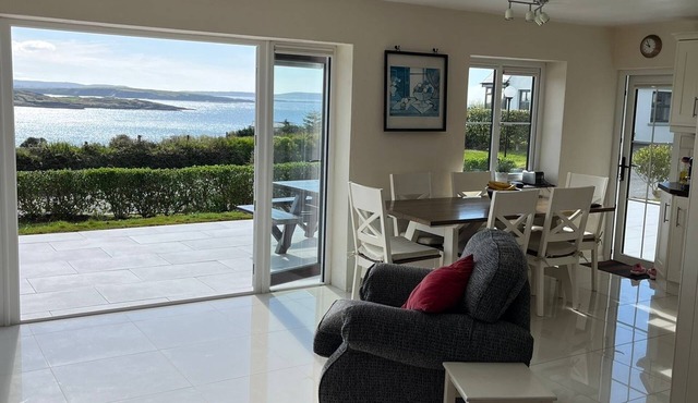 Stunning cottage, overlooking Harbour