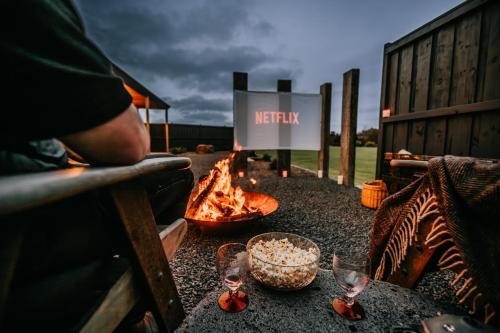 Stunning couples getaway - Outdoor cinema and fire