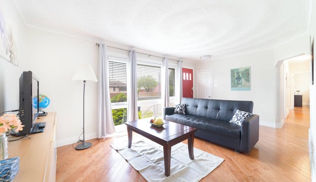 Stunning Detached Exclusive House - 7 Beds & Yard