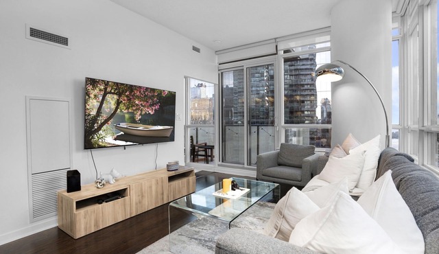 Stunning Downtown Toronto 2 Bedroom & 2 Washroom CN Tower/Lake Views