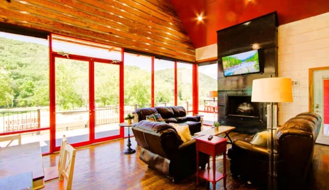Stunning Elevated Cabin on the Caddo River for a Peaceful Getaway with Gorgeous Views in Glenwood, Arkansas
