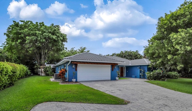 Stunning escape with private saltwater pool, Peloton bike & central AC