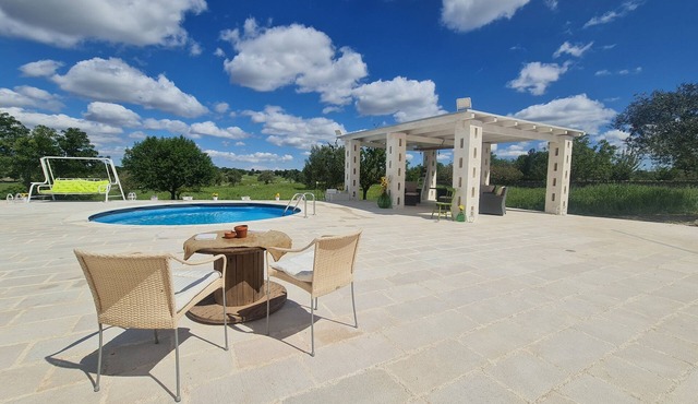 Stunning exclusive Villa with Pool surrounded by nature, pets allowed