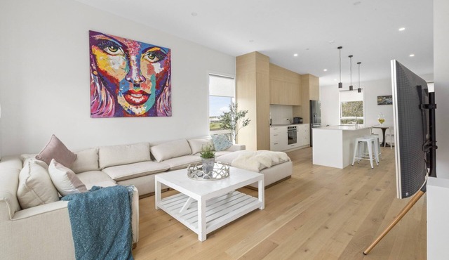 Stunning executive family home! Ocean views, 2 min walk to the beach, elevator!