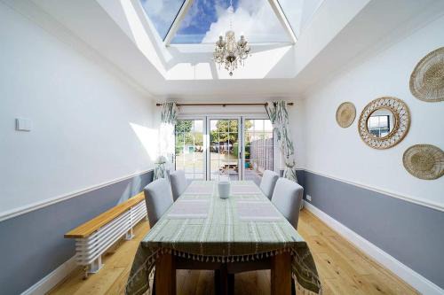 Stunning Family Bungalow With Private Parking