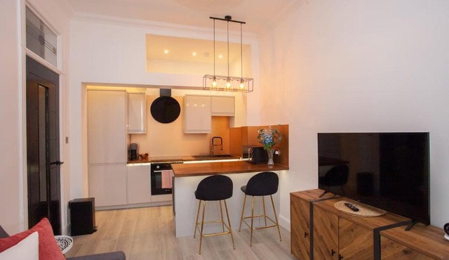 Stunning Flat in West End Location