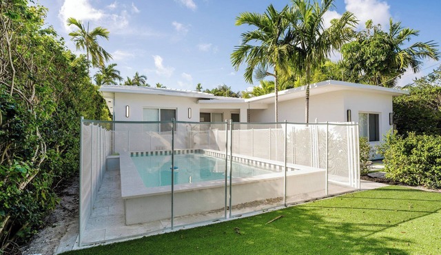 Stunning Full Glatt Kosher House with Heated Pool!