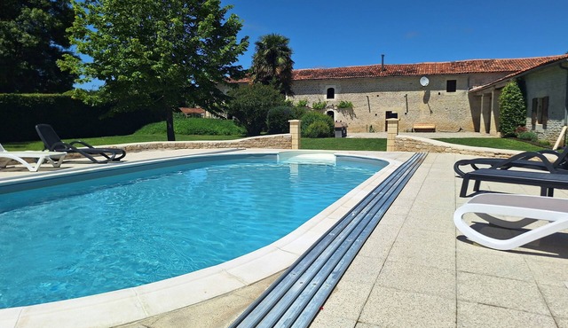 Stunning gite With Shared Pool, Nr Matha & Cognac (first floor also available)