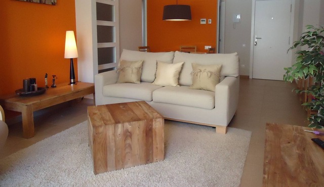 Stunning Ground Floor Poolside Apartment - Free WiFi / Air con