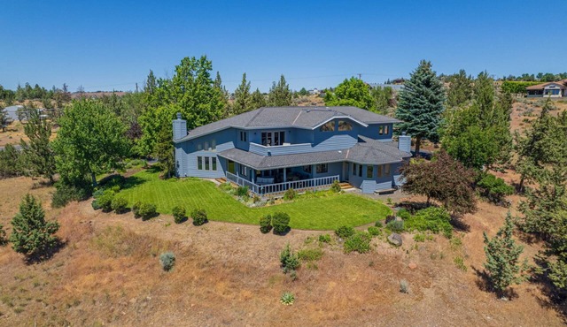 Stunning Hillside Retreat w/Panoramic Views, Pet Friendly, Pool Table, Huge Deck, 1 Mile 2 Downtown