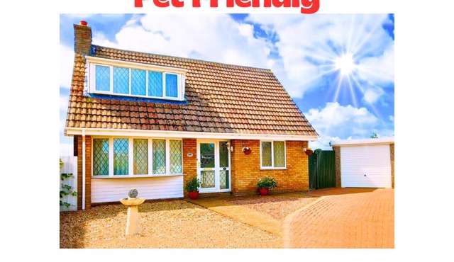 Stunning Holiday Cottage nr Skegness in Sunny Chapel St Leonards Just mins from the Beach & Attractions - Perfect for Couples & Family's who love to Relax but want Exciting Adventures nearby! Large Pet Friendly garden!