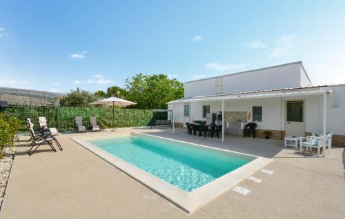 Stunning Home In Comiso