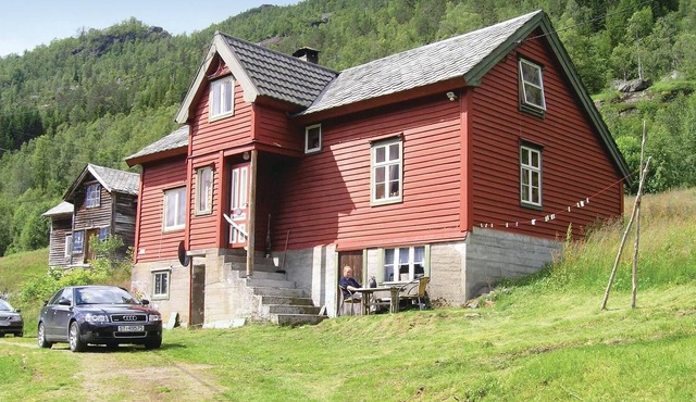 Stunning home in Evanger with kitchen