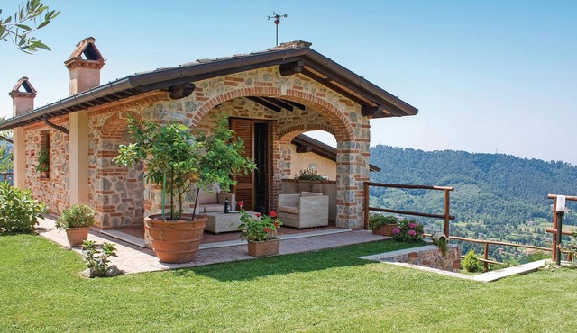 Stunning home in Buchignano LU with WiFi