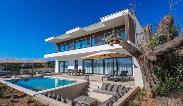 Stunning home in Lun with sauna